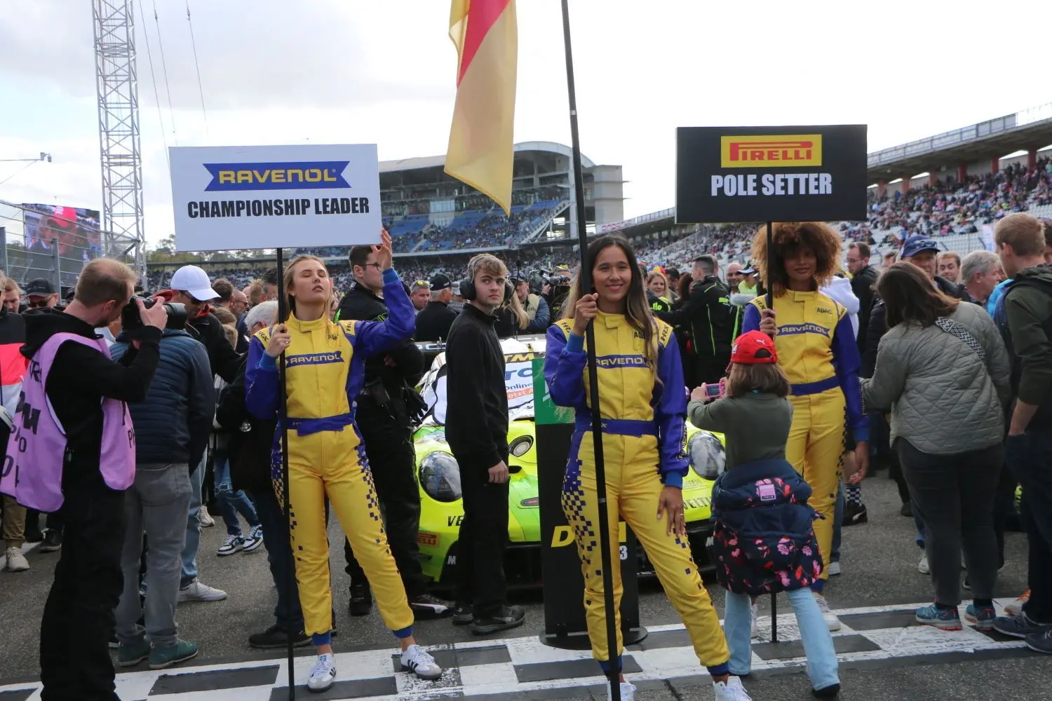 Die Grit-Girls präsentieren den Trainingssieger.