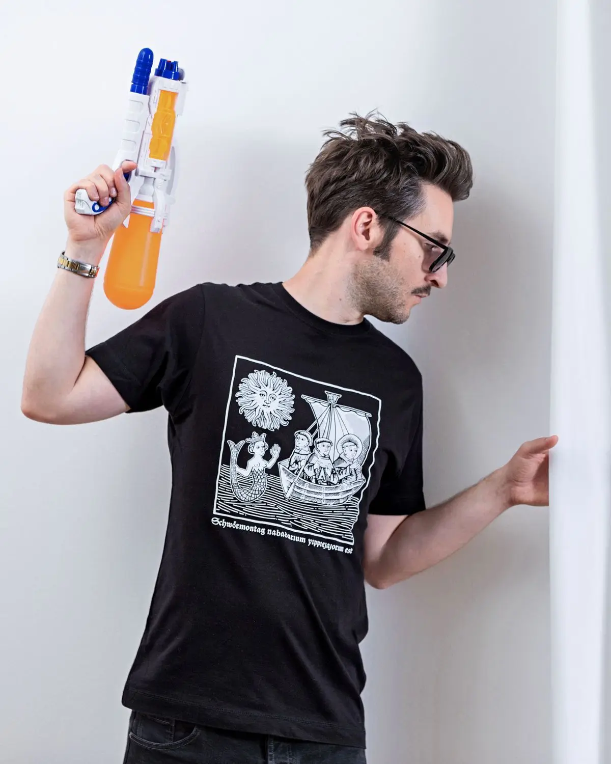 Florian Schröder mit seinem T-Shirt. 
