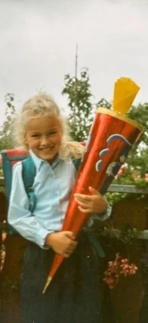 Christina Geiselhart bei ihrer Einschulung in Rottenacker. Für ihre Schultüte hatte sie einen ganz bestimmten Wunsch.