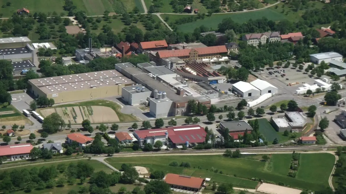 Die Dettinger Papierfabrik, hier aus der Vogelperspektive gesehen.⇥
Luftaufnahme