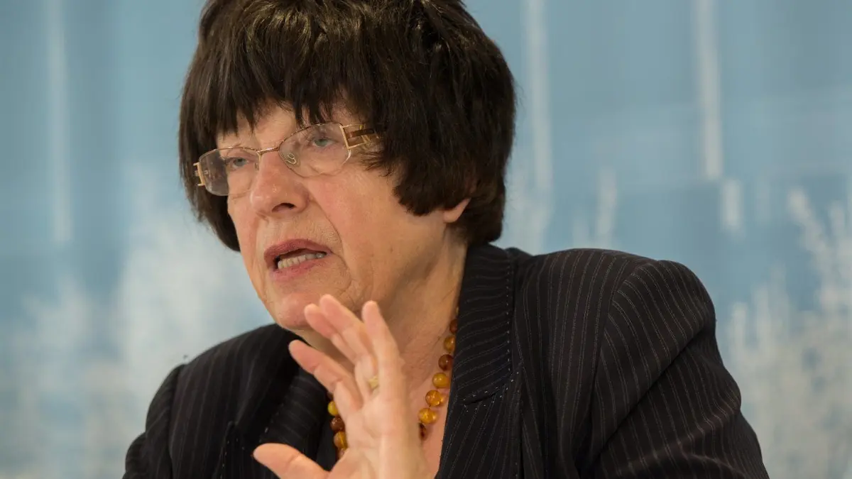 Ihre Nachfolge ist offen: Die ehemalige Staatsrätin für Zivilgesellschaft und Bürgerbeteiligung im baden-württembergischen Staatsministerium, Gisela Erler.
Die Staatsrätin für Zivilgesellschaft und Bürgerbeteiligung im baden-württembergischen Staatsministerium, Gisela Erler (Bündnis 90/Die Grünen), spricht am 11.09.2015 in Stuttgart (Baden-Württemberg) auf einer Pressekonferenz bei der Vorstellung des Buchs «Willkommen! Ein Handbuch für ehrenamtliche Flüchtlingshilfe in Baden-Württemberg». Foto: Wolfram Kastl/dpa ++ +++ dpa-Bildfunk +++