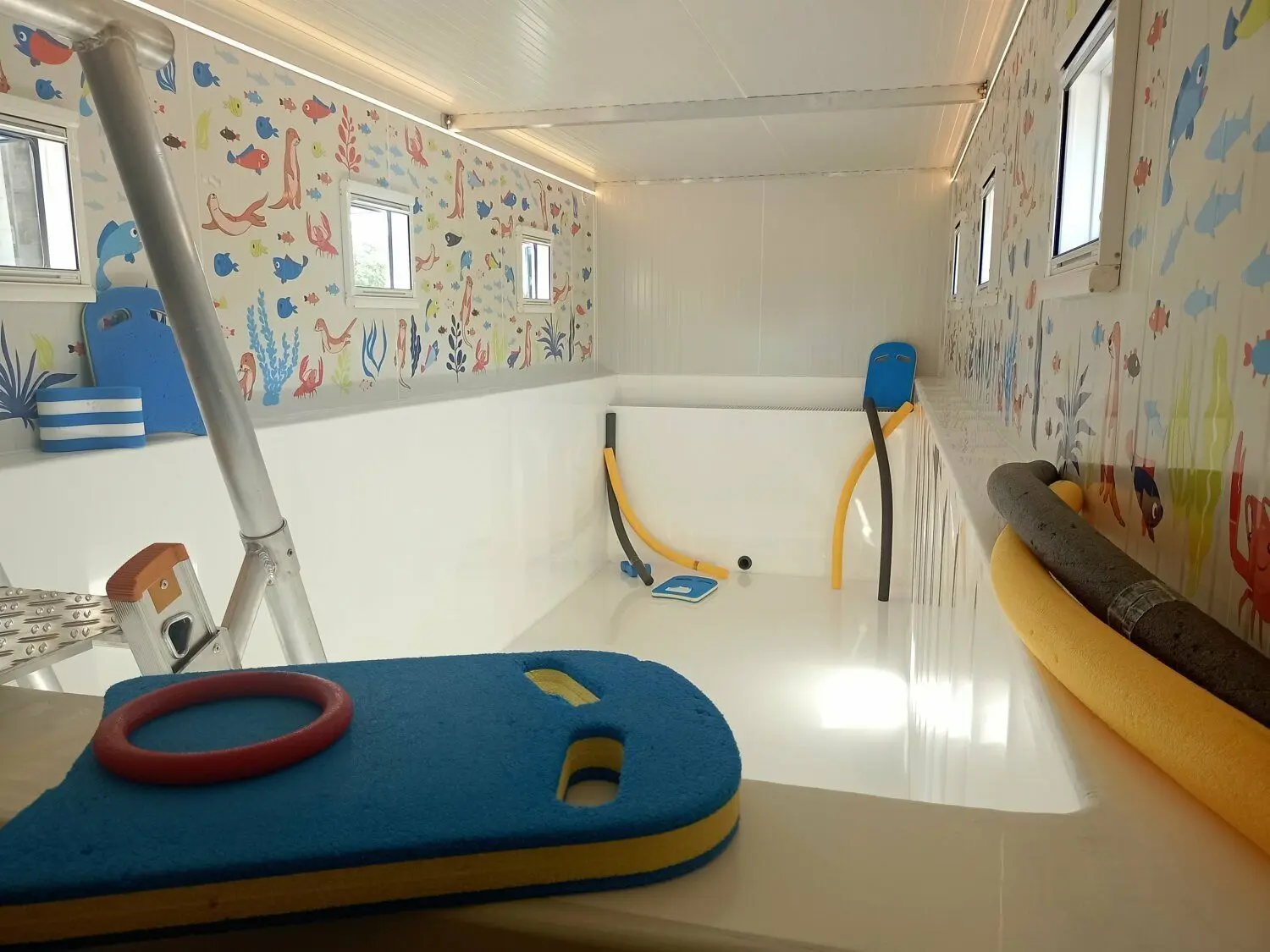 Das mobile Schwimmbad von Innen. Sechs Kinder sollen darin gleichzeitig Schwimmen lernen. Insgesamt 13 000 Liter Wasser passen in das sechs Meter lange Becken hinein.