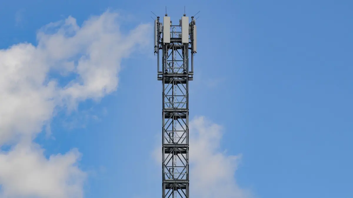 Über solche oder ähnliche Funkmasten wird normalerweise die neue Mobilfunk-Generation 5G verbreitet.
ARCHIV - 21.07.2020, Brandenburg, Lübben: Ein Sendemast für Mobilfunk. (zu dpa «Brandenburg stopft immer mehr Funklöcher - 5G-Ausbau kommt voran») Foto: Patrick Pleul/dpa-Zentralbild/dpa +++ dpa-Bildfunk +++