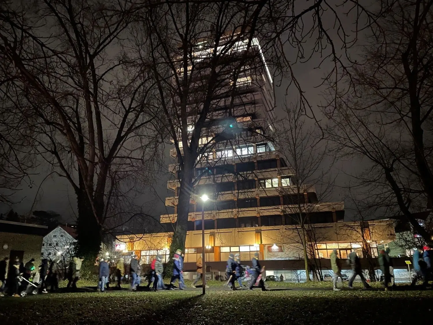 „Nur ein SKLAVE lässt sich führen“: Hier zieht der Demonstrationszug vor dem Jagstbrückenhochhaus vorbei.⇥