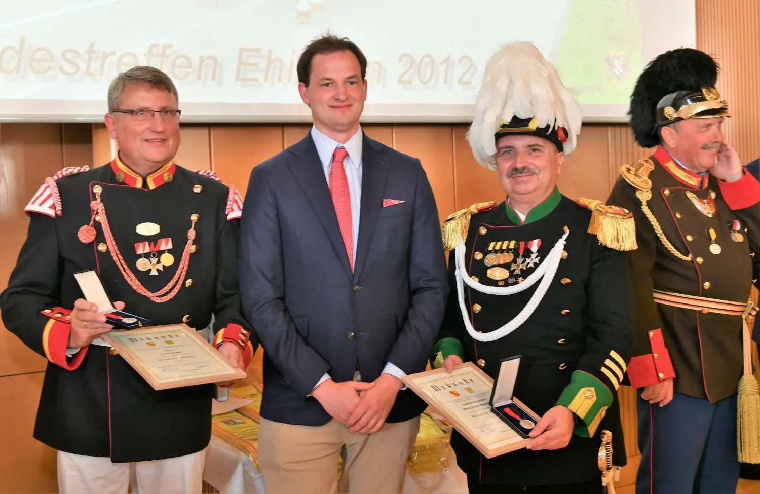 Herzog Wilheom von Württemberg würdigt Urban Bacher und Landeskommandant Jürgen Rosenäcker mit der Herzog-Carl-Verdienstmedaille.