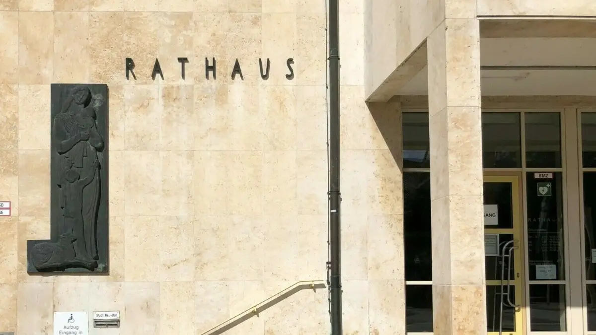 Das wäre die richtige Stelle für Rankpflanzen am Rathaus, meint etwa der Neu-Ulmer FWG-Stadtrat Andreas Schuler. Die Verwaltung sieht das anders. Nun wird alles noch einmal überdacht.