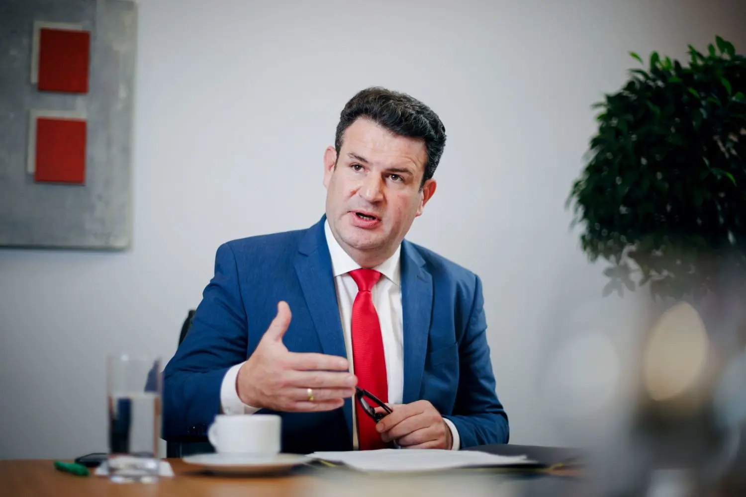 Arbeitsminister Hubertus Heil (SPD) erwartet auch 2024 eine ordentliche Rentenerhöhung.⇥