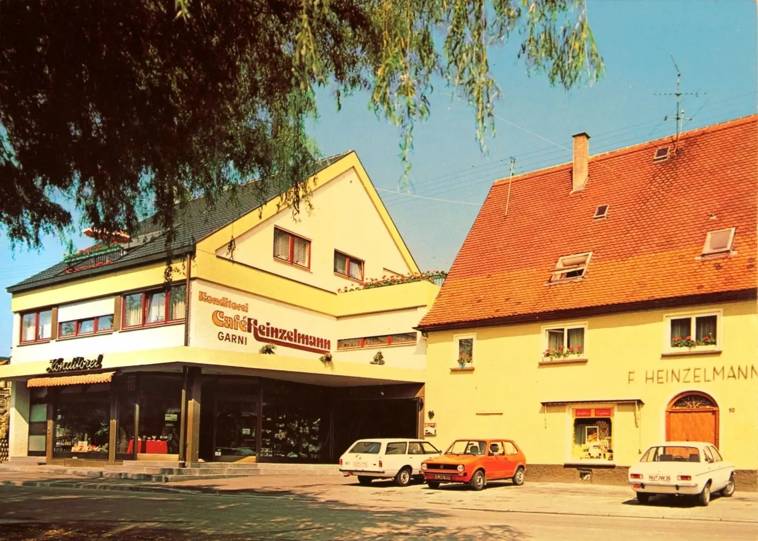 Das Café Heinzelmann um 1980 – inklusive Neubau (links im Bild).