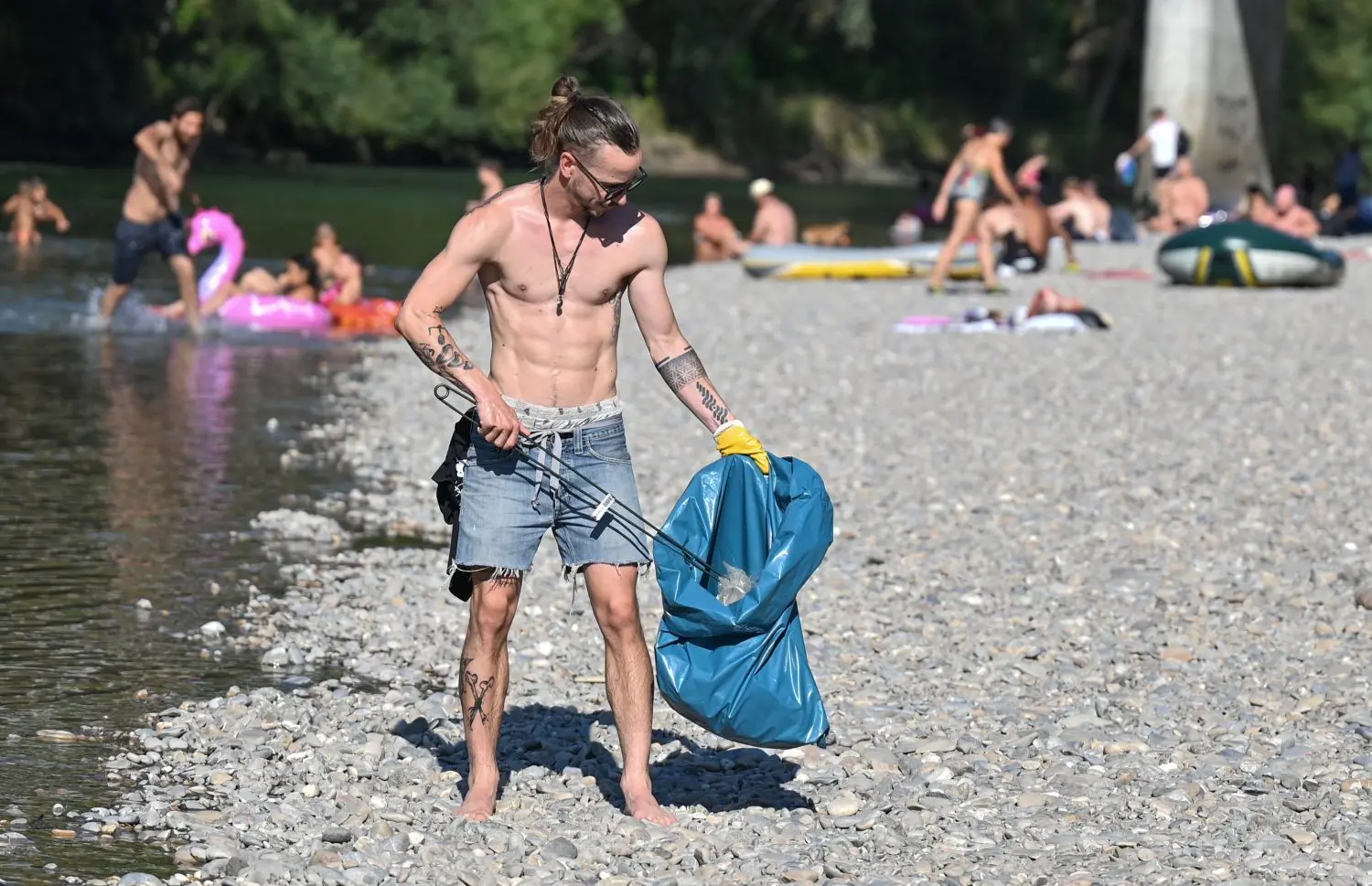 Hat am Illerufer viel zu tun: Hobbysurfer Florian Kämpfer.