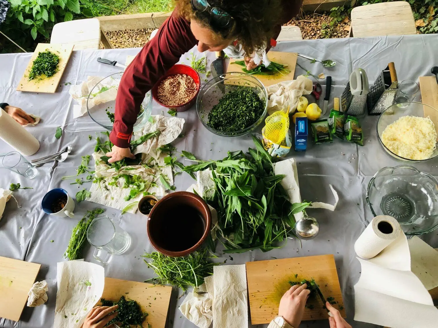 Für ihr Gartenkräuter-Pesto nimmt Claudia Preker gerne Mandeln: „Die sind sehr mild und stehlen den Wildkräutern nicht die Show.“