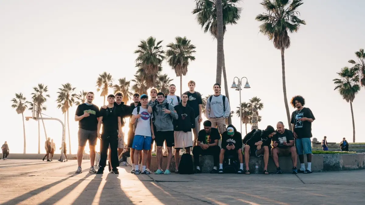 Teamfoto mit Palmen: Die U19-Basketballer der Urspringschule posieren am Strand von Los Angeles.
Team Urspring auf USA-Reise 2023