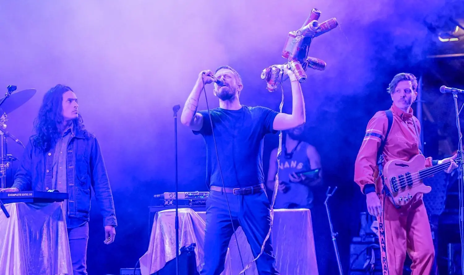 Die US-Band Yeasayer mit (von links) Anand Wilder, Chris Keating und Ira Wolf Tuton - sowie einem von Festivalbesuchern gebastelten Bierdosen-Hund. ⇥