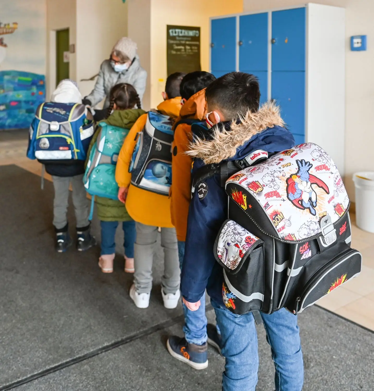 Brav stehen die Albrecht-Berblinger-Grundschüler an, um sich die Hände zu desinfizieren, bevor sie in ihr Klassenzimmer dürfen.
