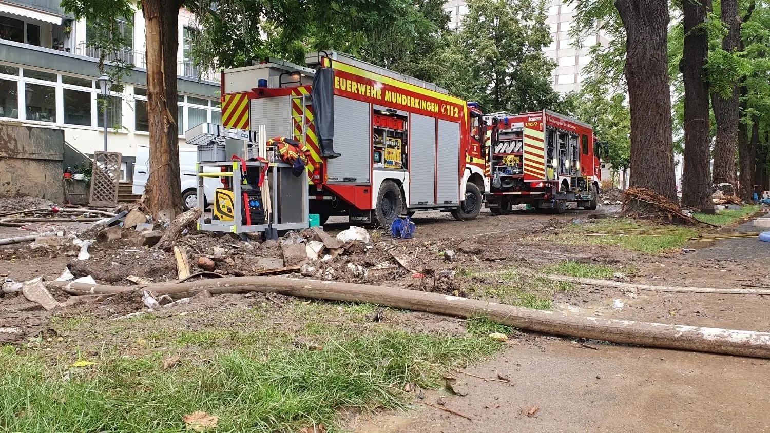 Der Munderkinger Rüstwagen und das Dornstadter Löschfahrzeug an der Einsatzstelle in Bad Neuenahr-Ahrweiler. Noch immer sind die Straßen vom Schlamm überzogen.