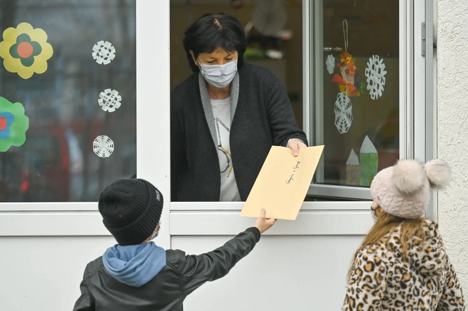 Weiter Homeschooling: Die Lehrer der Albrecht-Berblinger-Grundschule geben die Aufgaben-Pakete für die Zweit- und Viertklässler am Montag durchs Fenster aus. So ist immerhin ein kurzer Kontakt möglich.