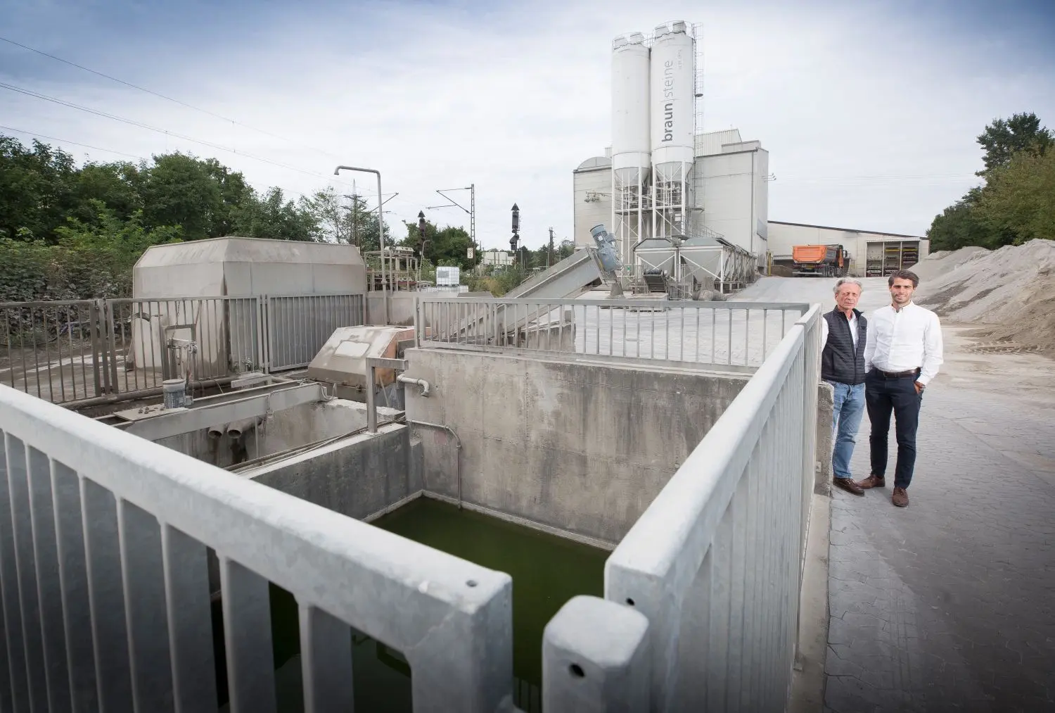 In zwei Becken wird Regenwasser und Brauchwasser aus der Anlagenreinigung gesammelt und in der Produktion wieder genutzt.