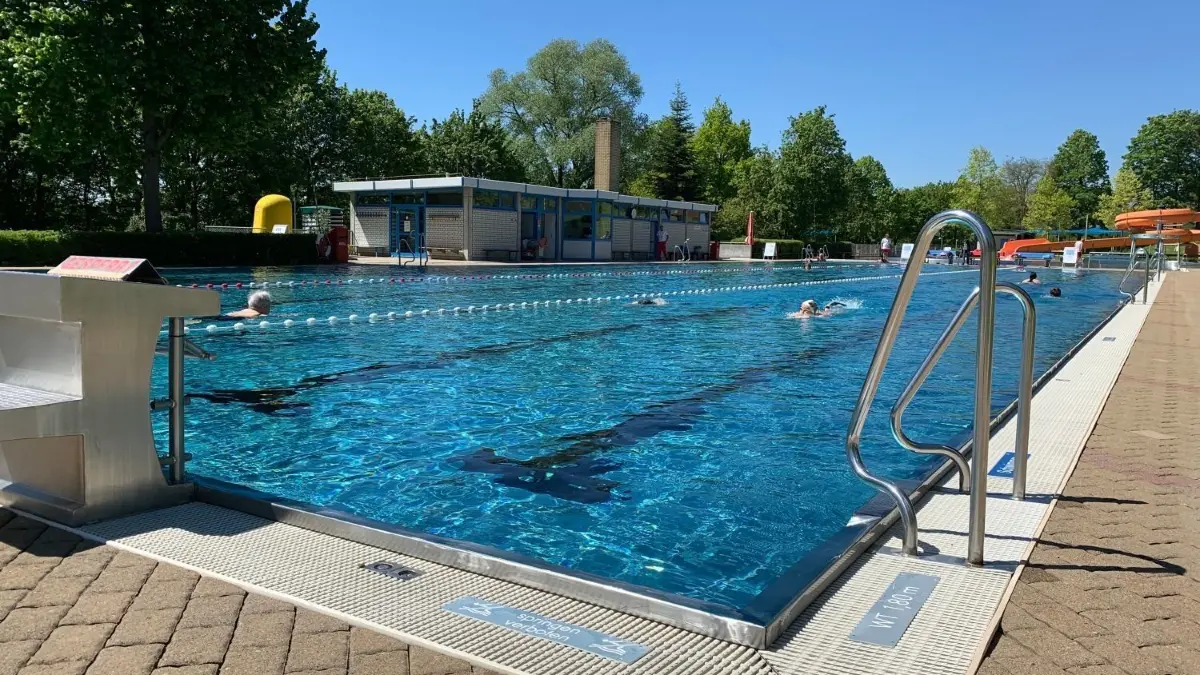 Das Ehinger Freibad wird auf den Saisonstart vorbereitet.