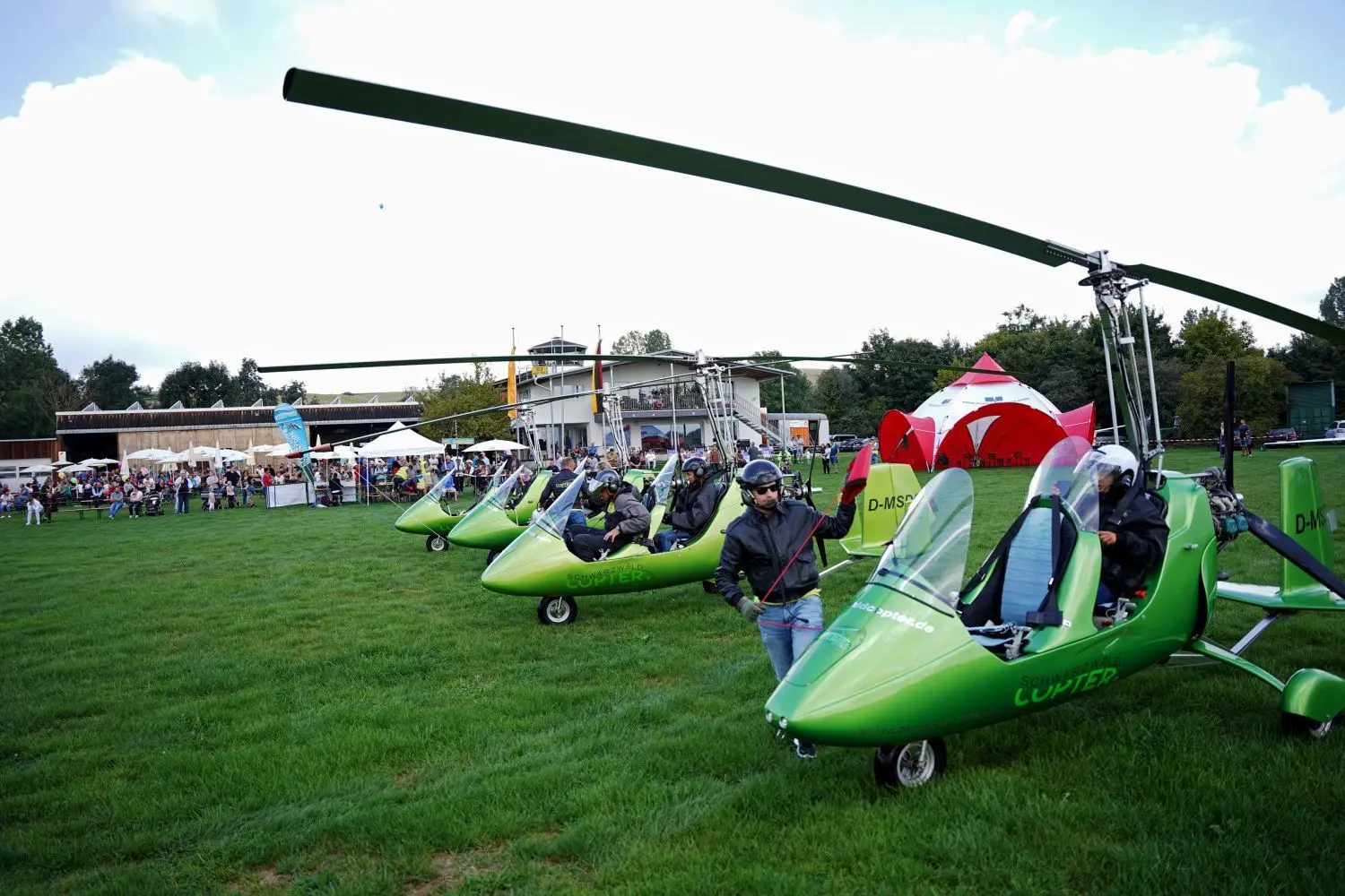 Beim Flugplatzfest in Erbach hatten die Piloten der Schwarzwald-Copter alle Hände voll zu tun und bescherten ihren Gästen mit Rundflügen einen unvergesslichen Tag. ⇥
