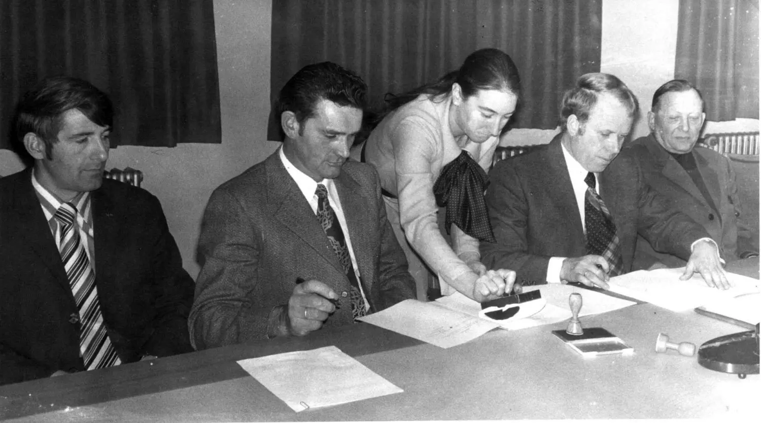 50 Jahre Eingemeindung mit Niederhofen. Eingemeindungsvertrag mit Niederhofen von links: Gemeinderat Josef Keller, Bürgermeister Häußler (beide Niederhofen), Gemeindeoberamtmann Elfriede Iberle, Bürgermeister Karl Spitzmüller und Gemeinderat Alois Fischer