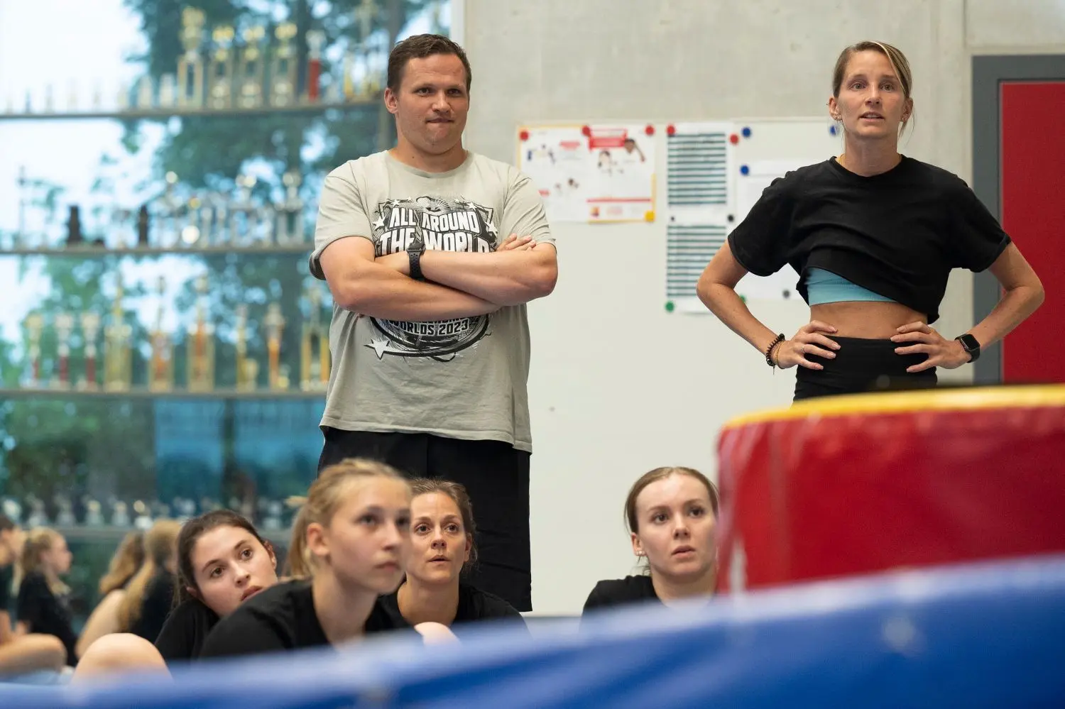 Die Trainer Markus Dethlaff und Jasmin Lindemann analysieren gemeinsam mit dem Team die Trainingsaufnahme.