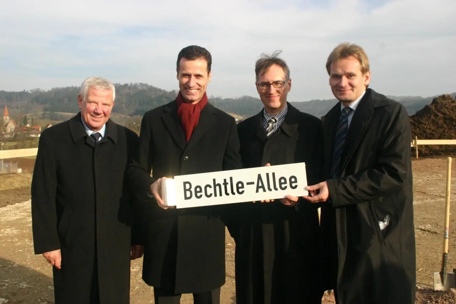 Im März 2009 freuen sich der damalige Bechtle-Aufsichtsratsvorsitzende Gerhard Schick, Vorstandssprecher Dr. Thomas Olemotz, Finanzchef Stefan Sagowski und Gaildorfs Bürgermeister Ralf Eggert über das Bauprojekt in der Bechtle-Allee 1.⇥
