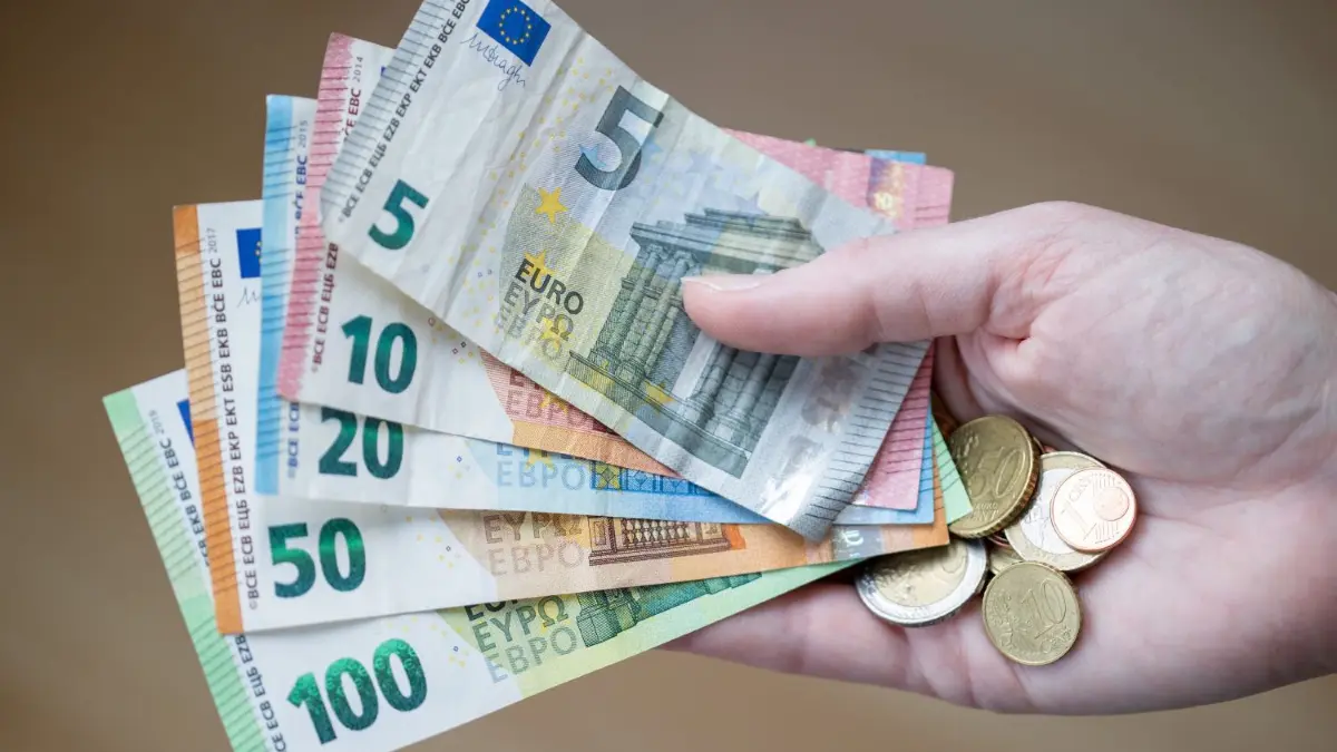 Arbeitnehmer dürfen sich auf mehr Netto auf dem Lohnzettel freuen, denn die Freibeträge für für Erwachsene und Kinder steigen.
Eine Frau hält Geldscheine und Münzen in der Hand. Die in zwei Corona-Jahren auf Rekordhöhe geschossene Sparquote in Deutschland wird sich nach Einschätzung der DZ Bank weniger schnell normalisieren als erwartet. (zu dpa «DZ Bank: Sparquote auch 2022 voraussichtlich über Zehn-Prozent-Marke») +++ dpa-Bildfunk +++