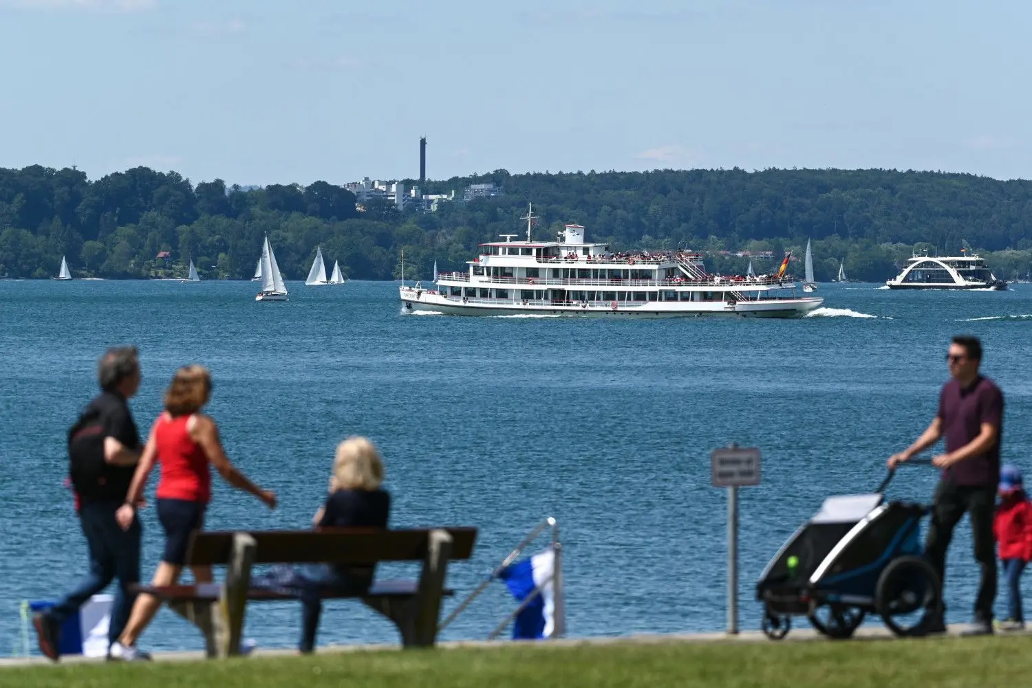Viele Ausflügler genossen das schöne Wetter am oder auf dem See, wie hier an der Uferpromenade von Meersburg