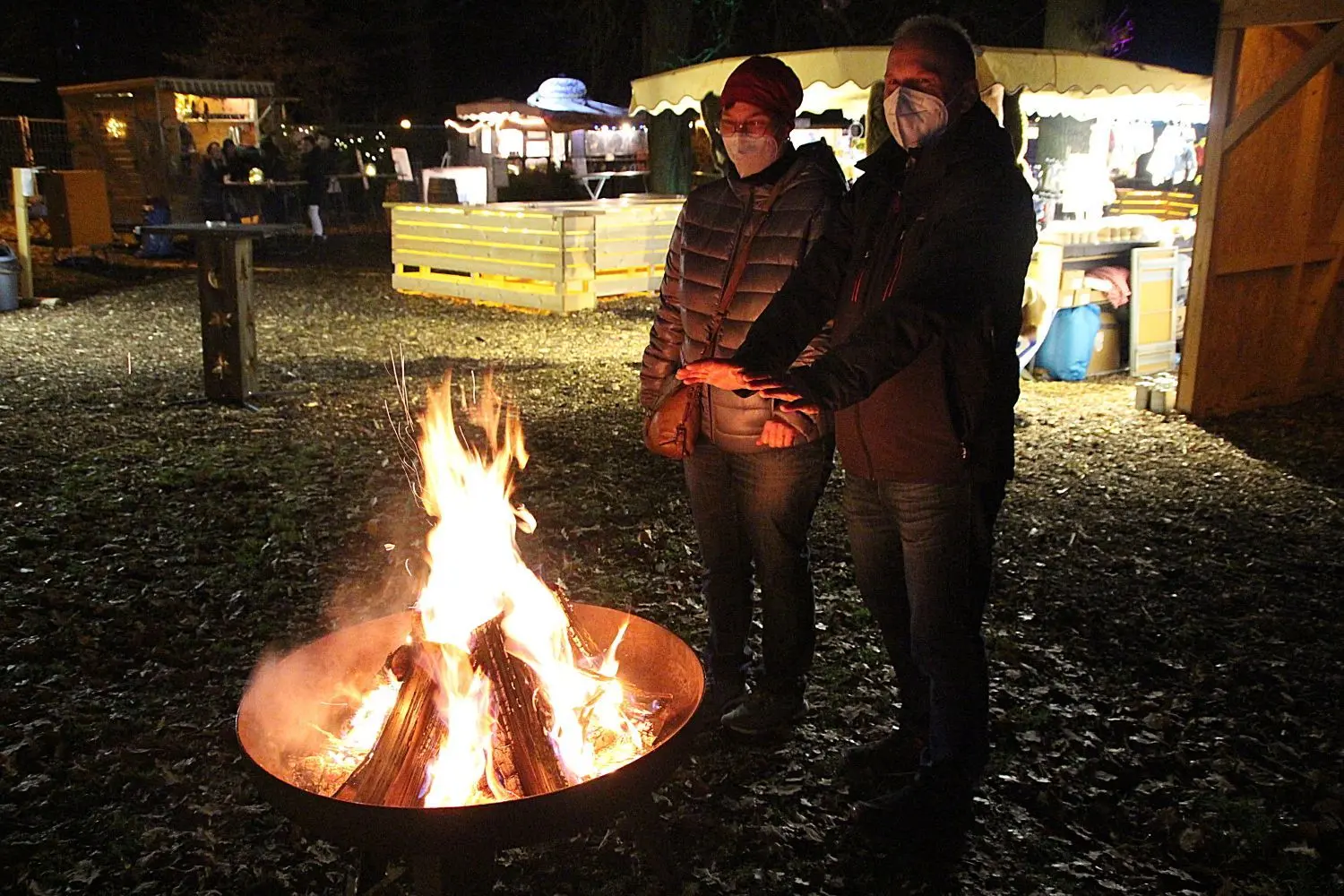 Feuerkörbe spenden Wärme in der kalten Novembernacht.