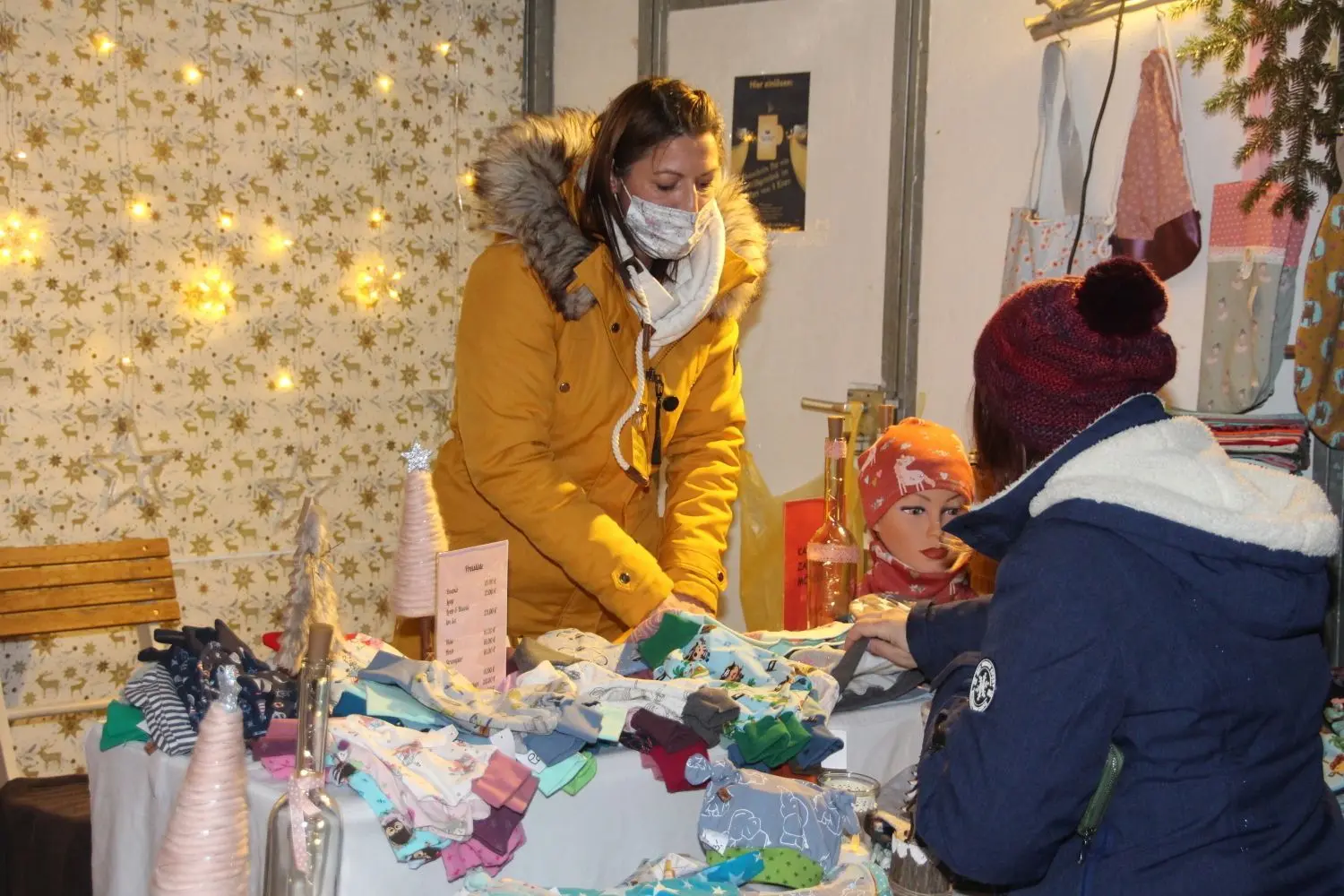 Mandy Hirschle verkauft selbstgenähte Babykleidung.
