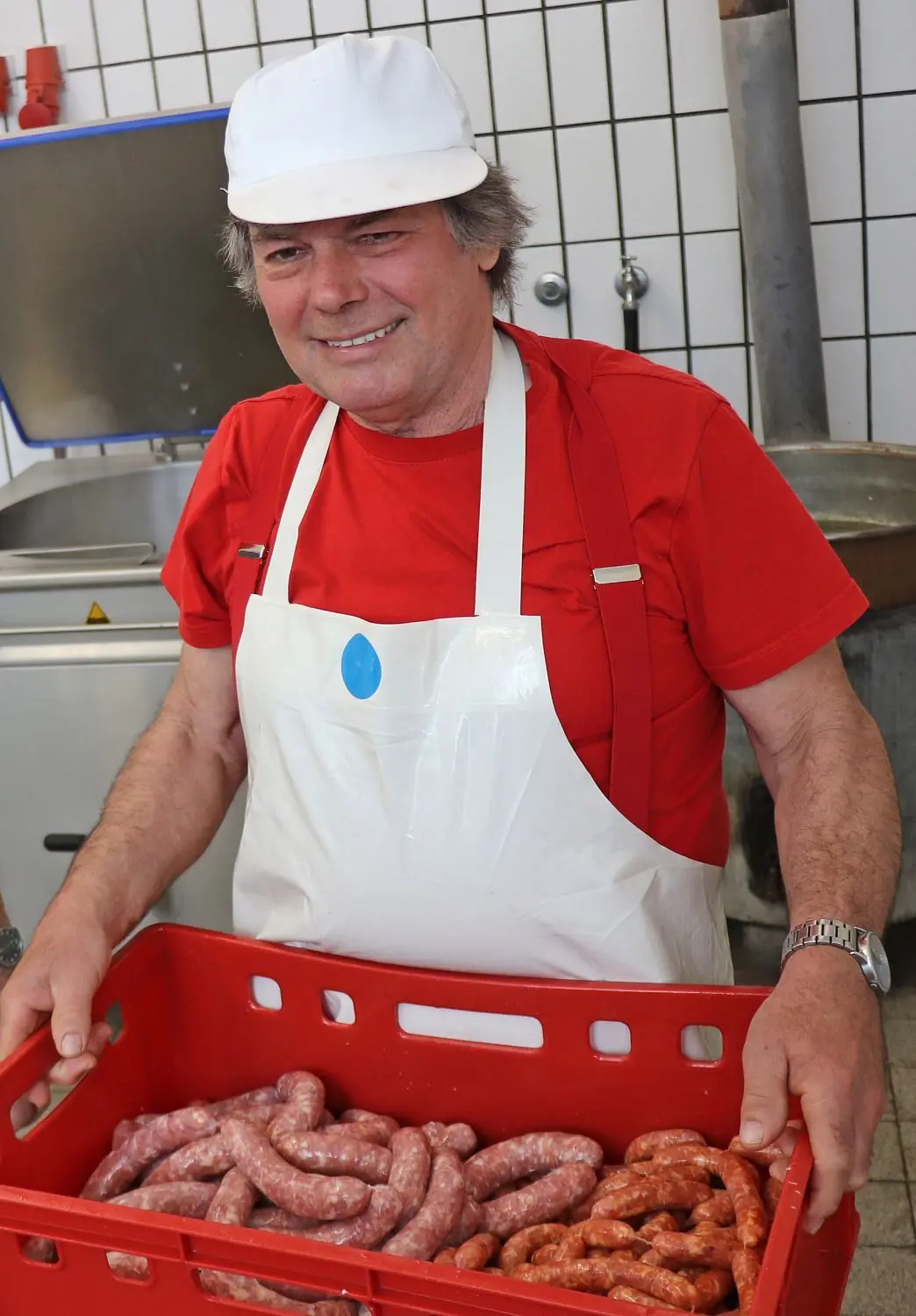 Hermann Rederer aus Deppenhausen kann sich vorstellen, auch zuhause Grillwürste selbst zu machen.⇥