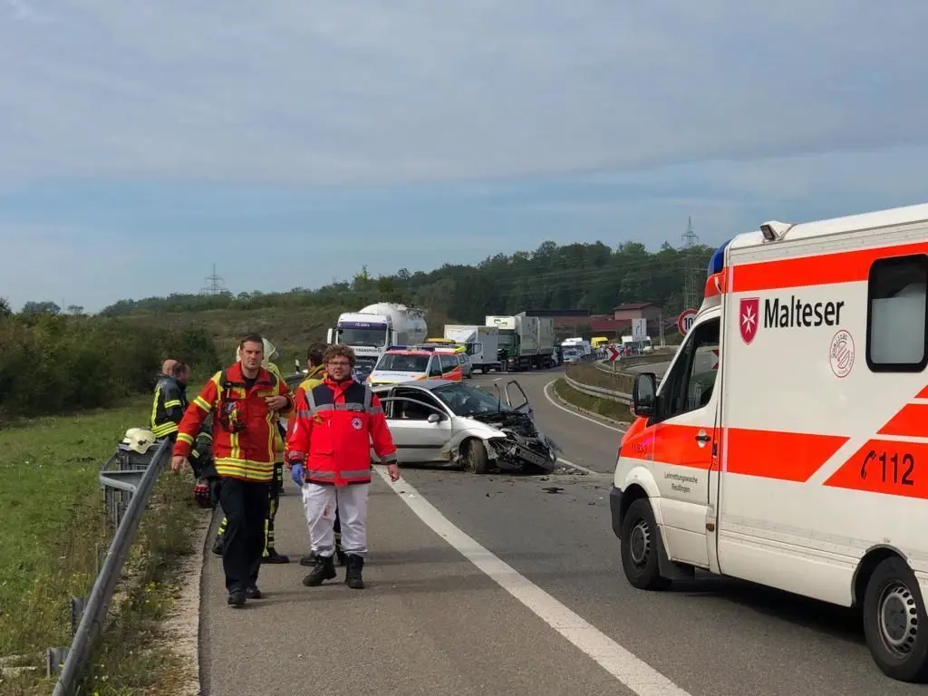 Zahlreiche Rettungskräfte sind vor Ort.