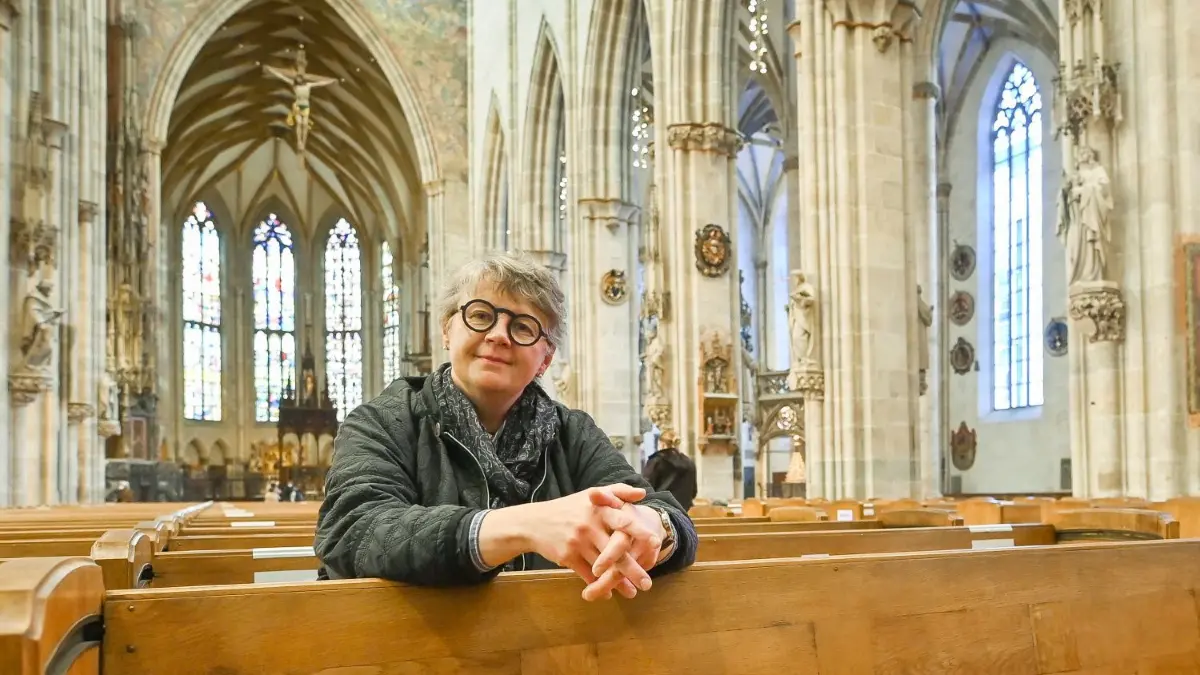 Einen Lieblingsplatz im Münster hat Heidi Vormann nicht. Aber sie sitzt gern hier, besonders an sonnigen Tagen, wenn das Licht durch die Fenster fällt und die farbigen Akzente das Innere verändern.
Münsterbaumeisterin Heidi Vormann: 100 Tage im Amt