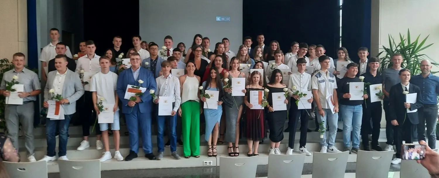 An der Längenfeldschule Ehingen konnten in diesem Jahr 46 Schülerinnen und Schüler feiern den Schulabschluss. Die im Folgenden genannten Schülerinnen und Schüler haben erfolgreich den Hauptschulabschluss erworben.  In der Lerngruppe 9.1. waren es folgende Schuülerinnen und schüler: Abbruzzese, Danilo; Bauder, Tim; Besic, Alen; Brether, Silas (Dächingen); Daskalidis, Noah; Eibauer, Julian; Glater, Benjamin; Goronci, Mirgeta; Haupt Amelie (Allmendingen); Heimburger, Robin (Gamerschwang); Kuric Mia; Marik, Gergö; Shabanaj, Florentina (Mundingen); Spielberg, Lisa-Marie (Dintenhofen); Ströbele, Fabian (Nasgenstadt). Eine Belobigung erhielt:  Eibauer, Julian (2,1).In der Lerngruppe 9.2 konnten folgende Schülerinnen und Schüler ihren Abschluss feiern: Braig, Sarah (Altbierlingen); Diesch, Heiko (Volkersheim); Hall, Tamara (Allmendingen); Hardrath, Leonie (Berg); Jerkovic, Leon; Kneer, Leonie (Allmendingen); Leichtle, Alexander (Altbierlingen); Maier, Kilian (Berg); Maischberger, Louis; Mukhazhanov, Ruslan; Nacevska, Ivana; Neimann Oliver; Özdemir, Dilara; Pires, Quentin; Sancar, Kübra; Seferi, Argjent (Unlingen). Eine Belobigung erhielten: Maier, Kilian (2,3),  Maischberger, Louis (2,3), Hardrath, Leonie (2,3).Folgende Schülerinnen und Schüler aus der Lerngruppe 10.1. haben erfolgreich den Realschulabschluss erworben: Betz, Elia (Kirchen); Burger, Hannes (Kirchen); Cibir, Luke (Öpfingen); Eirich, Nelli (Altbierlingen); Glökler, Kian (Dintenhofen); Götzelmann, Ramona; Hohnemann, Mark (Kirchen); Hucker, Finn; Kisatzik, Anna; Papanikolaou, Maria; Rieger, Sven (Altsteußlingen); Schmucker, Linda (Griesingen); Schwemler, Jessika; Simakow, Kiril; Utri, Alina. Einen Preis erhielt Kian Glökler (1,9), Belobigungen gingen an folgende Schülerinnen und Schüler: Kisatzik, Anna (2,0), Papanikolaou, Maria (2,0), Simakow, Kiril (2,3), Schmucker, Linda (2,3), Schwemler, Jessika (2,3), Cibir, Luke (2,4), Eirich, Nelli (2,4). 