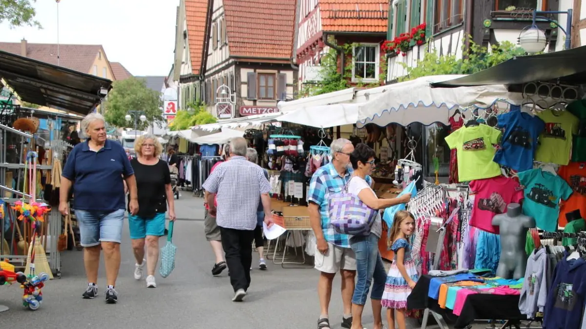 Aus Sicherheitsgründen wurde der Markt in diesem Jahr flächenmäßig entzerrt.
Krämermarkt Dettingen