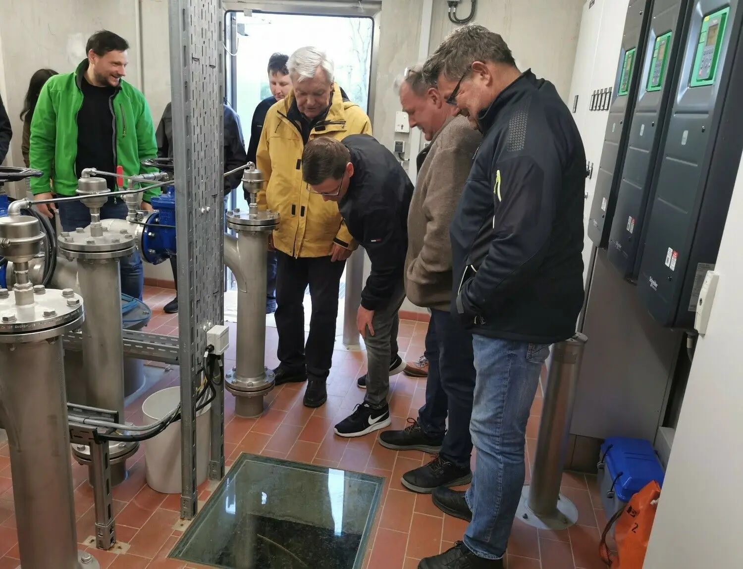 Ein Blick durchs Glas in die Tiefe: „Da unten liegt unser Trinkwasser“, erläuterte Frank Häring bei einer Führung im Pumpwerk Donauhalde.  ⇥