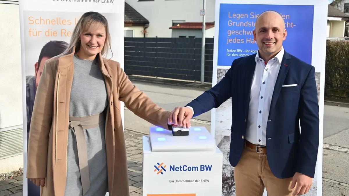 Stellvertretend für alle am Projekt Beteiligten drückten am Donnerstag Oberstadions Bürgermeister Kevin Wiest und Sarah Frey, Projektleiterin der Netze BW GmbH, symbolisch auf den roten Buzzer. ⇥