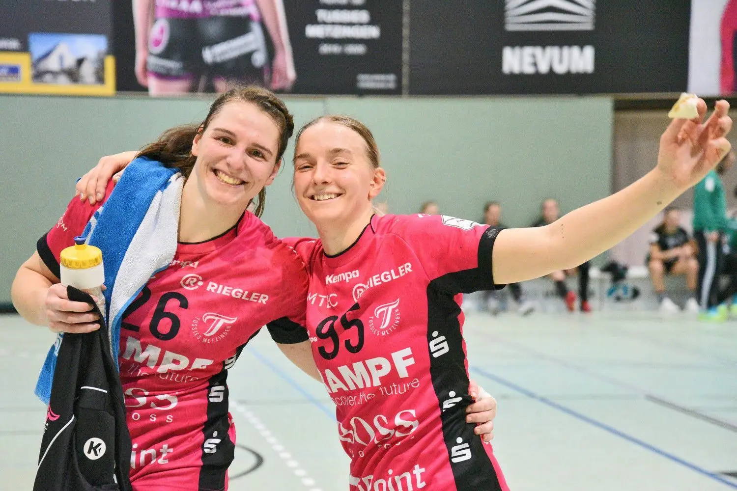 Sie hatten Grund zu strahlen: Kreisläuferin Svenja Hübner (links) und Linksaußen Dorina Korsos.