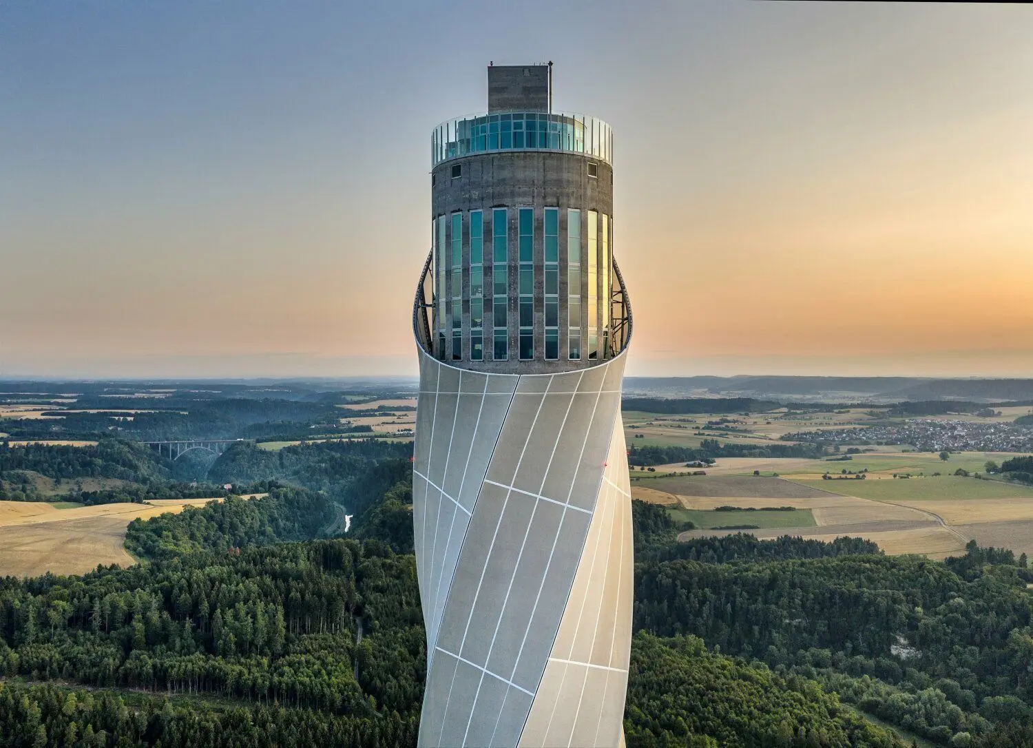Der Thyssenkrupp-Testturm in Rottweil erlaubt bei guter Sicht einen Blick auf die Alpen. Mit dem 9-Euro-Ticket ist er in etwas mehr als einer Stunde zu erreichen.