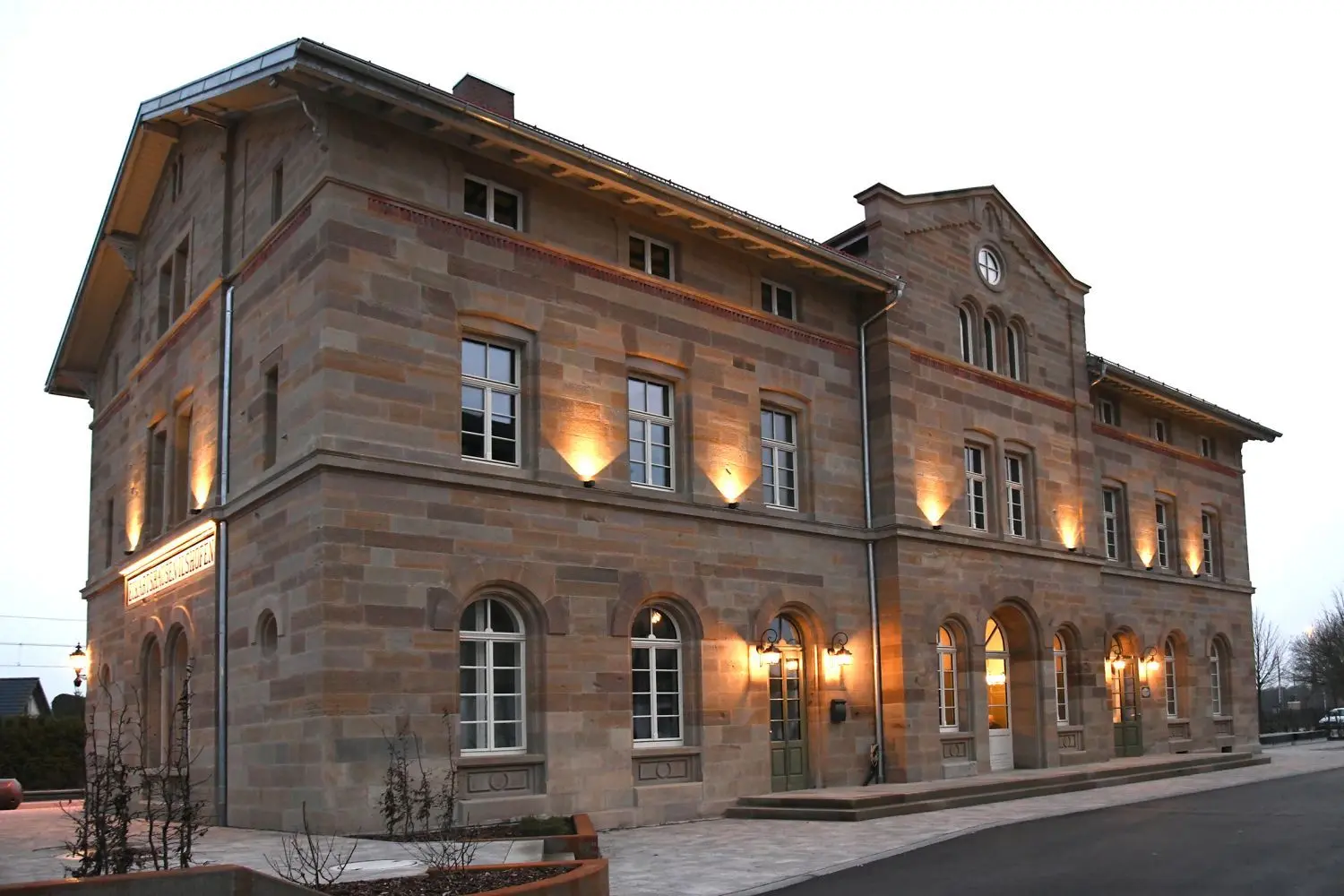 Das Bekenntnis zur Region wird an Projekten, wie dem restaurierten Bahnhofsgebäude in Eckartshausen sichtbar.