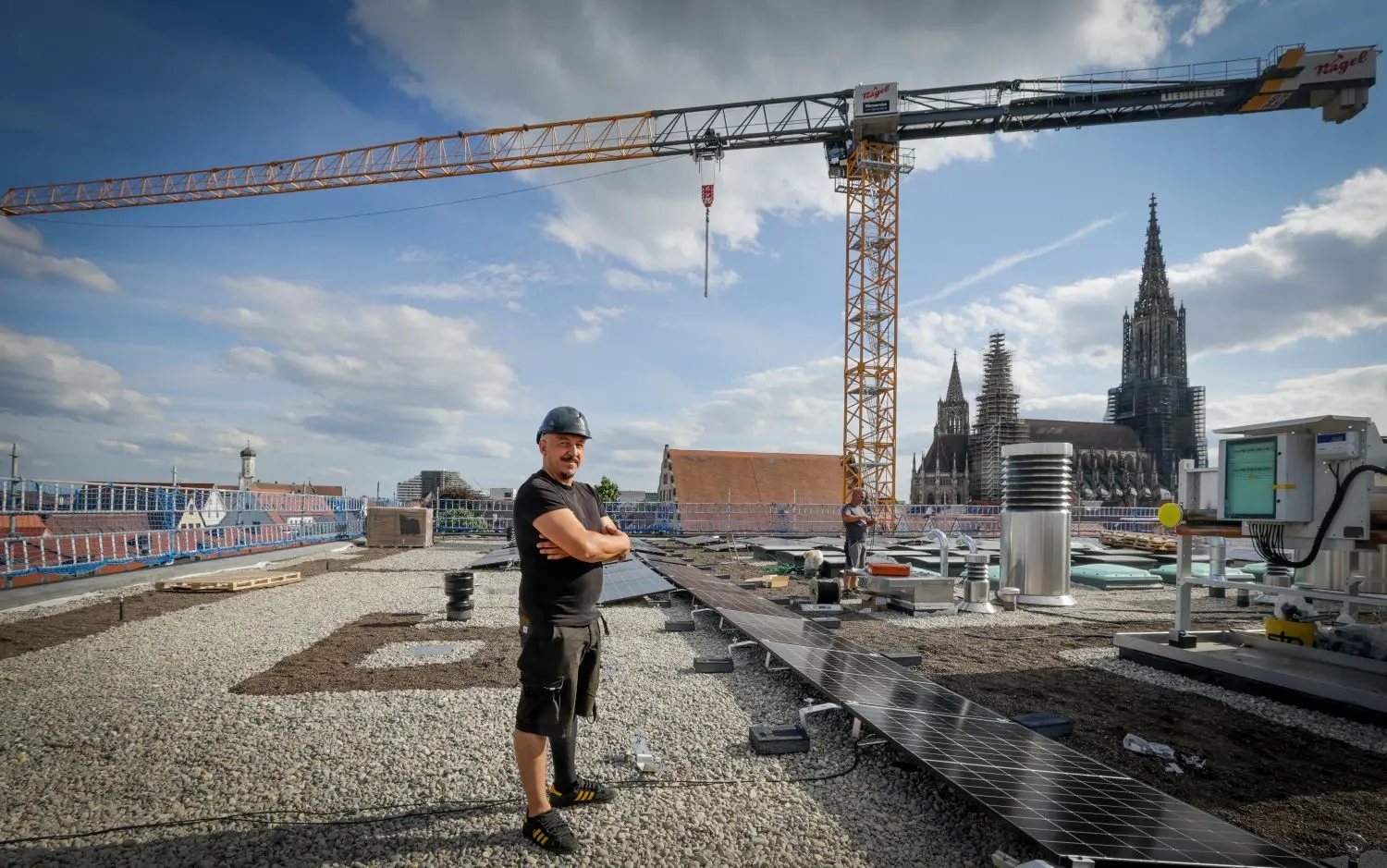 Was für eine Aussicht: Bauleiter Sergiu Cotenescu zeigt, was auf dem Dach schon neu entstanden ist, etwa die Solarzellen. Eine Dachbegrünung wird noch kommen.