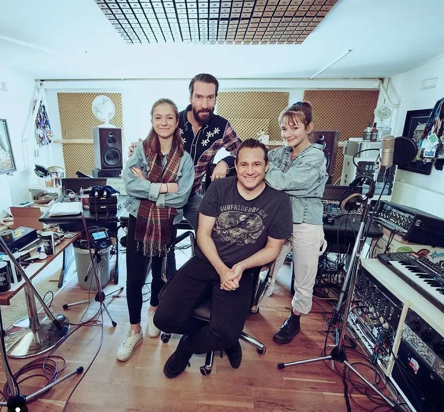 Mimi und Josy haben mit ihren „The Voice Kids“-Coaches von The BossHoss eine Single aufgenommen.