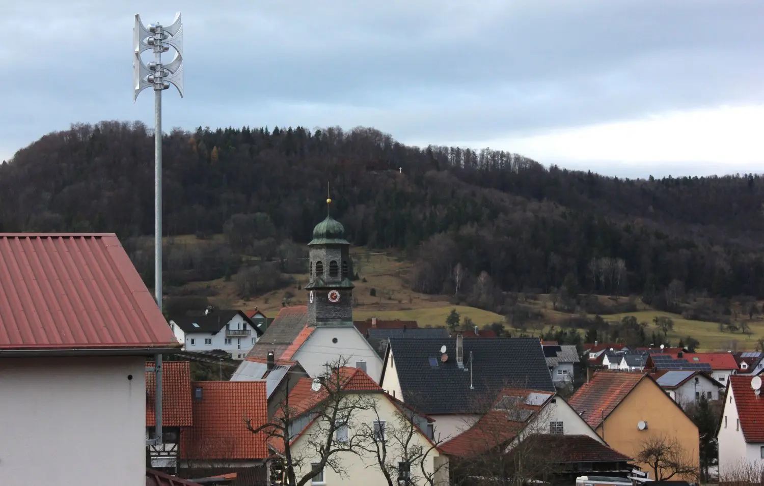 Weiteres Beispiel Hausen. Die Sirene wacht über die Killertalgemeinde. Freilich ist es die Leitstelle Balingen, beziehungsweise das Landratsamt, die im Katastrophenfall die Warnungen herausgeben. Andererseits haben auch lokale Rettungskräfte Zugriff, um Durchsagen machen zu können.