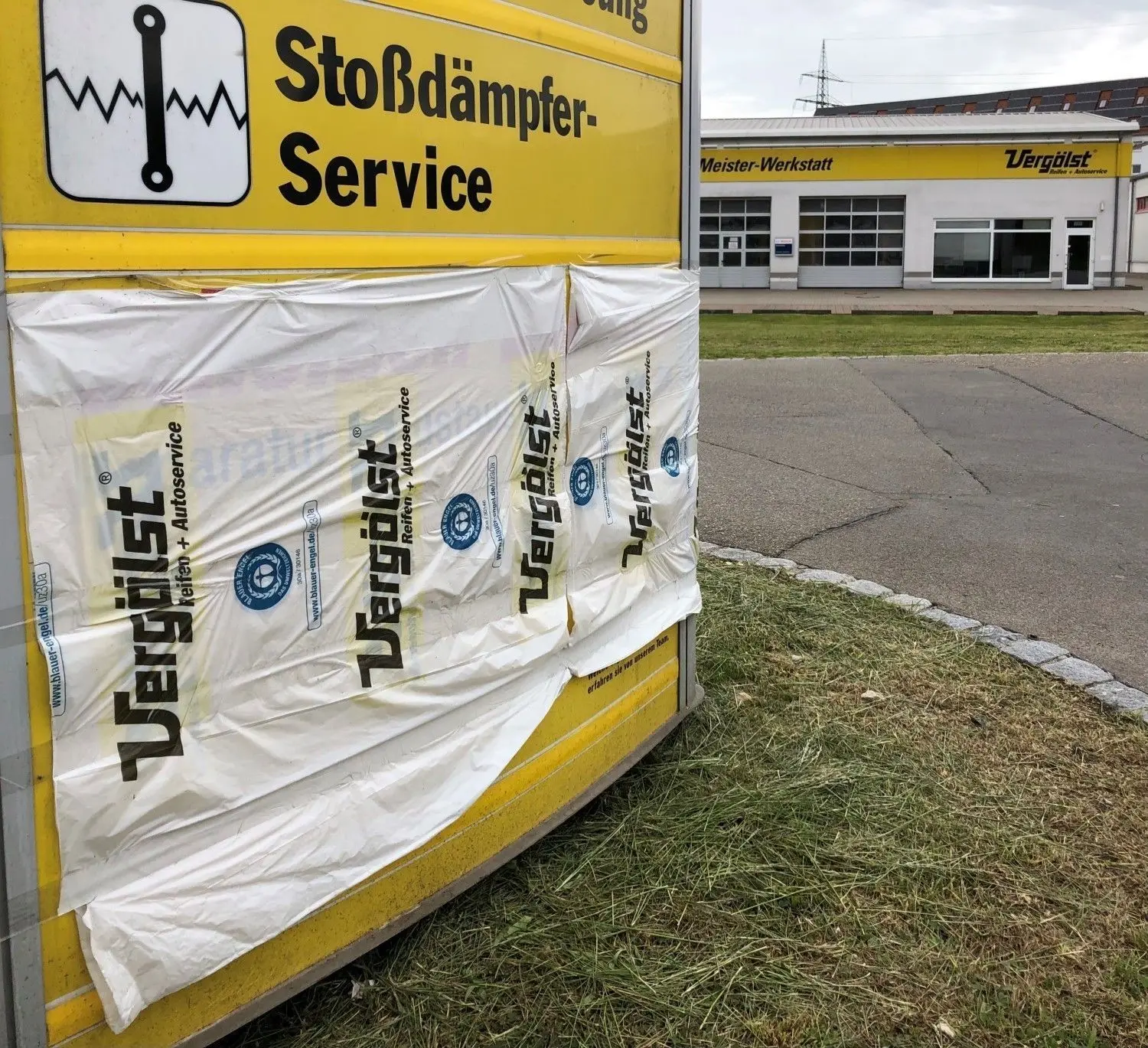 Die Werbeschilder von Vergölst in Neu-Ulm sind notdürftig abgeklebt, Werkstatt und Büro weitgehend leergeräumt.