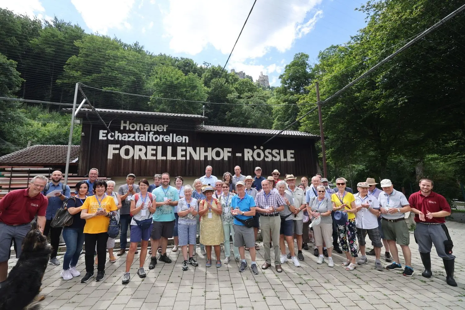 40 Leserinnen und Leser der SÜDWEST PRESSE hatten bei der Verlosung Glück und durften im Rahmen der „Mehrwert-Tour“ den Zuchtbetrieb der Honauer Echaztal-Forelle besichtigen.⇥