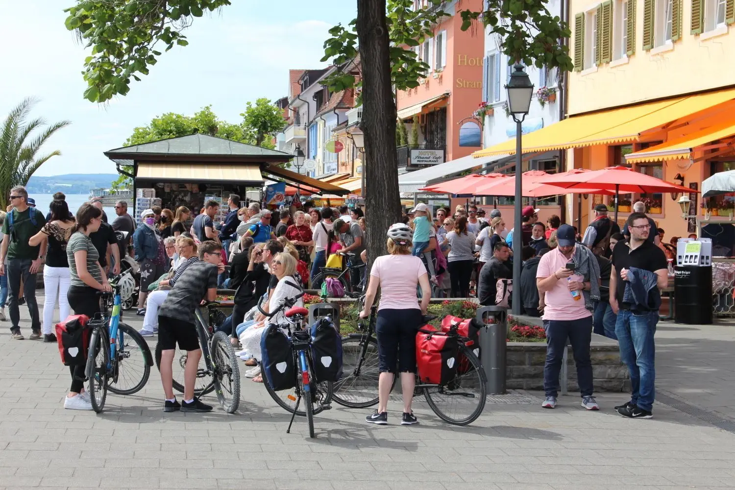Dicht an dicht drängten sich am Pfingstsonntag die Menschenmassen auf der Promenade in Meersburg. ⇥