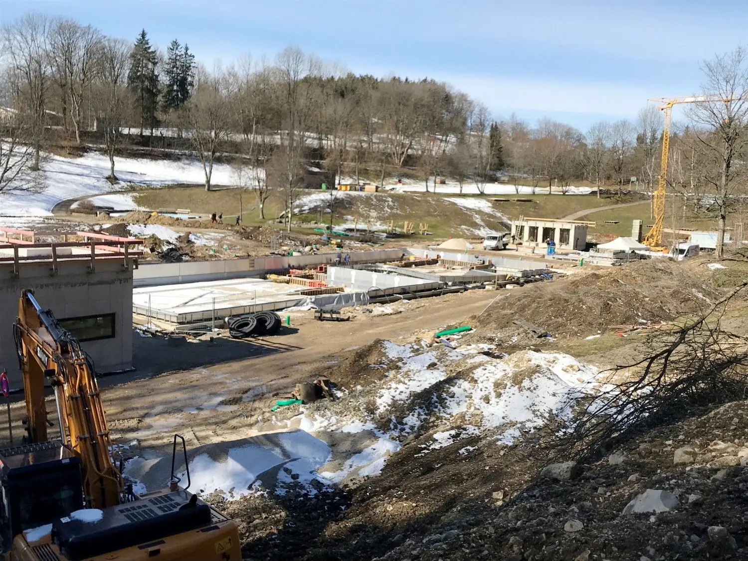 Auf Münsingens Freibad-Baustelle wird mit Hochdruck gearbeitet. Im Mai kann man voraussichtlich wieder schwimmen und chillen. ⇥