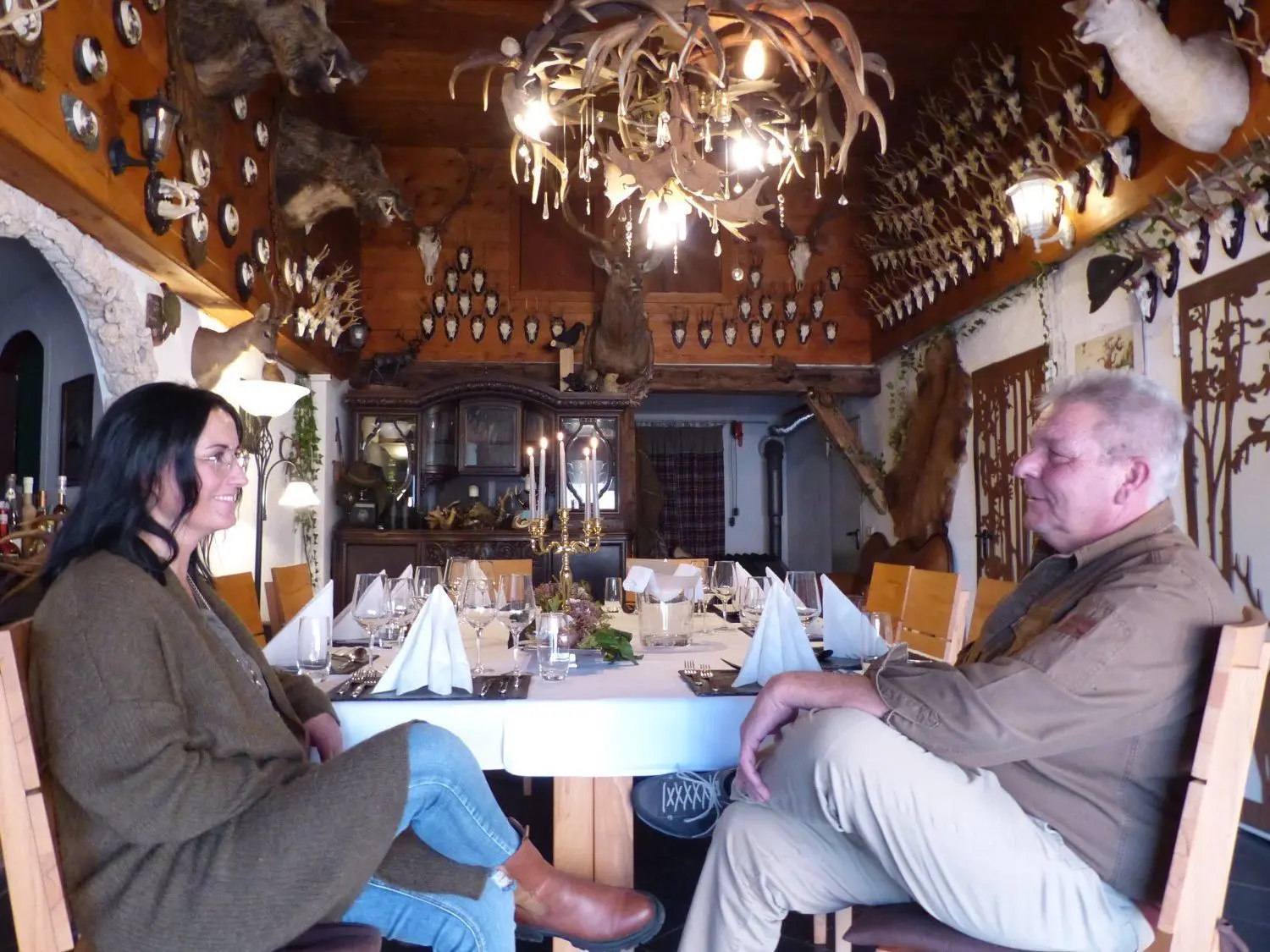 Benita Zink und Ralf Strähle in der Jagdherrenstube: Umrahmt von Tierpräparaten an den Wänden kommt hier vor allem frisches Wild auf den gedeckten Tisch.⇥