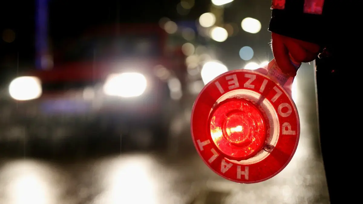 Bei einer Kontrolle verhielt sich ein betrunkener Radfahrer in Ulm der Polizei gegenüber alles andere als kooperativ. (Symbolbild)
Ein Polizeibeamter hält am 20.02.2015 in Hamburg während einer Verkehrskontrolle eine Kelle in der Hand. Die Hamburger Polizei fährt am Abend und in der Nacht Kontrollen durch. Da Fahren unter Drogen- und Alkoholeinfluss ist eine der Hauptunfallursachen für folgenschwere Verkehrsunfälle ist, richtet sich die Kontrolle vor allem gegen Rauschmittel im Straßenverkehr. Foto: Jörn Pollex/dpa ++ +++ dpa-Bildfunk +++