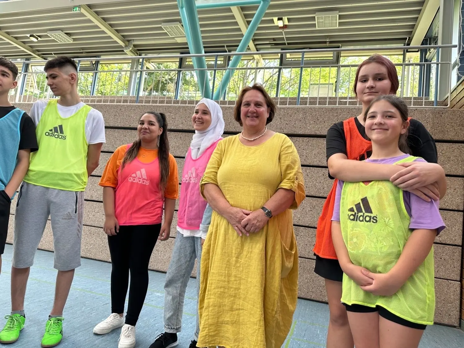 Theresa Schopper, Ministerin für Kultus, Jugend und Sport, besuchte am Freitag Vorbereitungsklassen der Friedrich-Hoffmann-Gemeinschaftsschule in Betzingen, um sich vor Ort ein Bild zu machen, wie Integration durch Sprache im Sportunterricht gelingt. ⇥