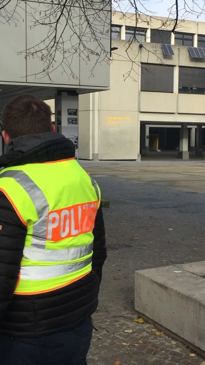 Polizeikräfte sichern den Bereich ab.
